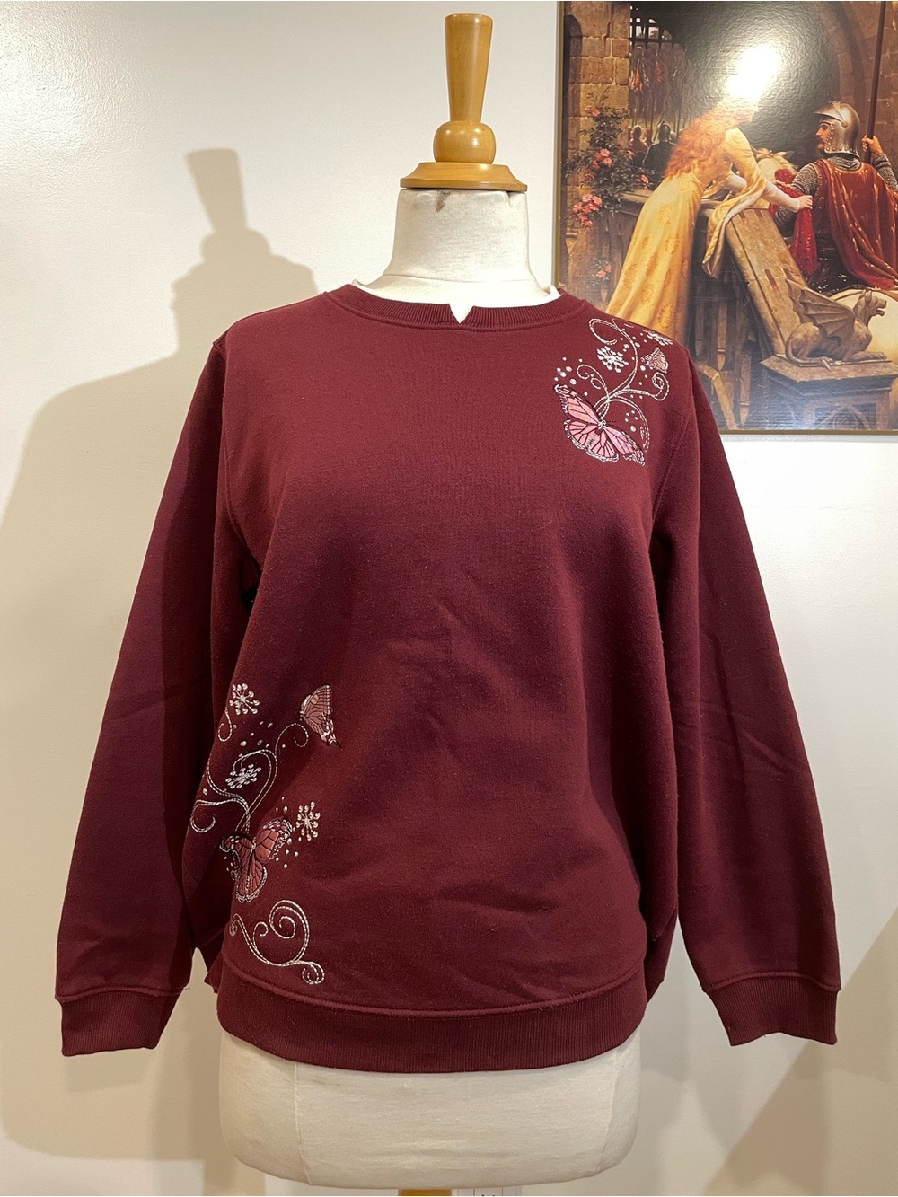 Burgundy crewneck sweatshirt for fall with embroidered butterfly